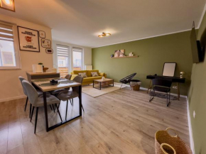 Rhapsody Home - Urban quiet area with Parking&King Bed&Balcony